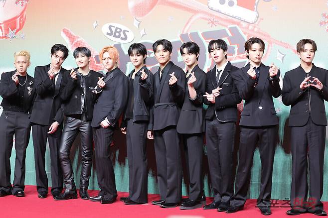 '2024 SBS 가요대전' 레드카펫 행사에 참석한 그룹 트레저. 24.12.25. ⓒ이혜영 기자 lhy@hankooki.com