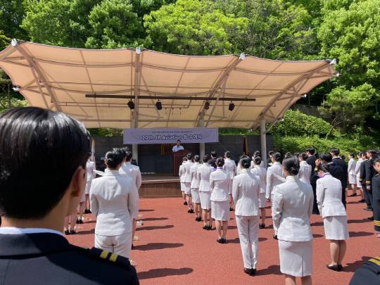 중부대학교가 항공서비스 인재를 꿈꾸는 예비항공인들에게 꿈과 용기를 주고 격려하며 비상의 날개를 달아주는 윙 수여식 행사를 진행하고 있다.