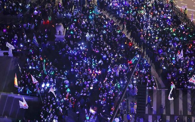 24일 오후 서울 종로구 지하철 3호선 경복궁역 인근에서 ‘윤석열즉각퇴진·사회대개혁 비상행동’ 주최 메리퇴진크리스마스 민주주의 응원봉 콘서트가 진행되고 있다. 연합뉴스