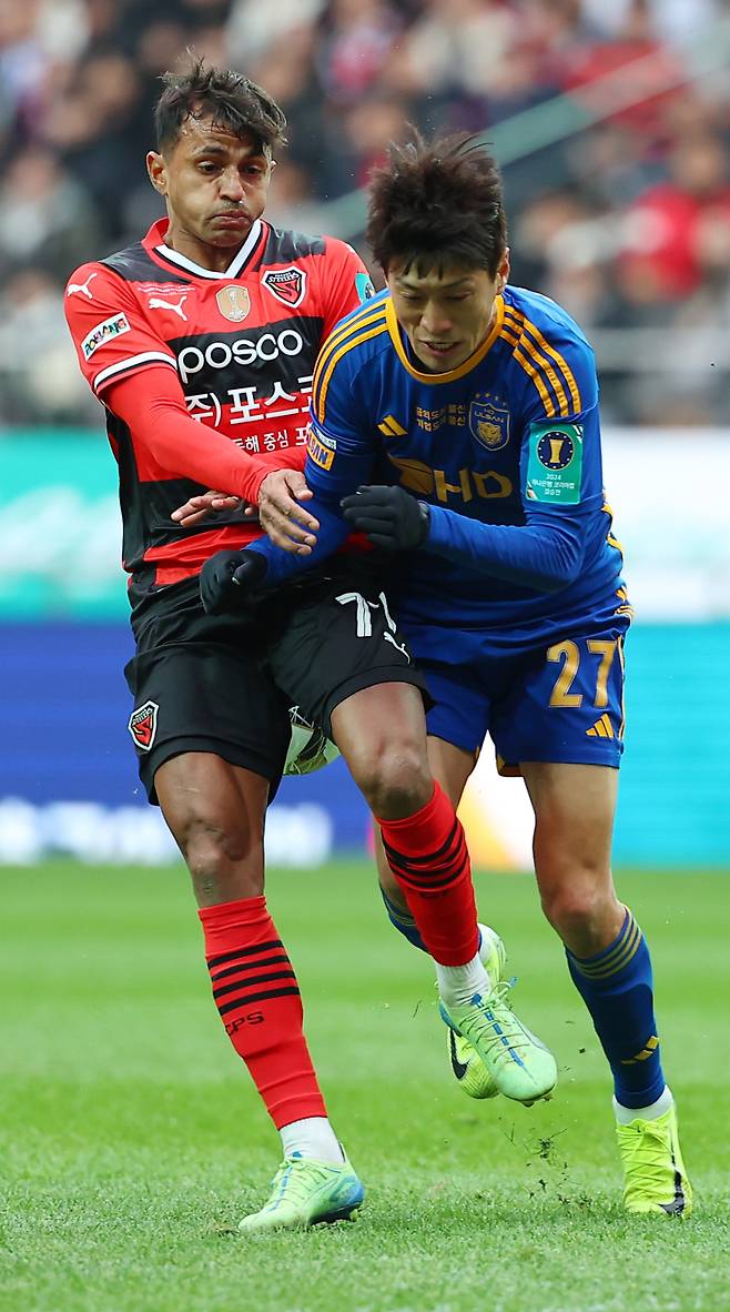 <yonhap photo-2031=""> 이청용과 경합벌이는 완델손 (서울=연합뉴스) 김도훈 기자 = 30일 오후 서울월드컵경기장에서 열린 2024 하나은행 코리아컵 포항 스틸러스와 울산HD의 결승전. 포항 완델손과 울산 이청용이 볼경합을 벌이고 있다. 2024.11.30 superdoo82@yna.co.kr/2024-11-30 15:33:56/ <저작권자 ⓒ 1980-2024 ㈜연합뉴스. 무단 전재 재배포 금지, AI 학습 및 활용 금지></yonhap>