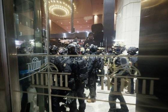 비상계엄이 선포된 12월 3일 밤 계엄군이 국회 본청에 진입해 국회 보좌진과 대치하고 있다. 김성룡 기자