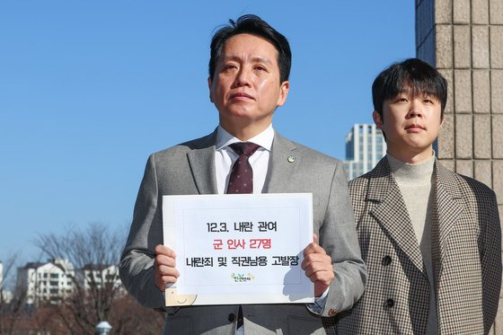 임태훈 군인권센터 소장이 지난 9일 오전 경기도 과천 고위공직자범죄수사처 앞에서 ‘군 인사 27명 공수처 고발 및긴급체포, 구속 촉구 브리핑’을 열고 있다. 군인권센터는 윤석열 대통령과 김용현 전 국방부 장관, 박안수 육군참모총장, 여인형 전 국군방첩사령관 등 27명을 내란죄와 직권남용으로 고위공직자범죄수사처에 고발한다고 밝혔다. [연합뉴스]