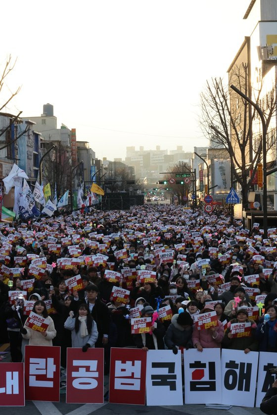 윤석열 대통령 탄핵소추안 국회 본회의 표결이 이뤄진 지난 14일 오후, 전북 전주 풍패지관 앞에서 열린 전북도민대회에서 시민들이 퇴진 구호를 외치고 있다. [연합뉴스]