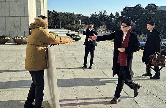 지난 14일 오전 한동훈 국민의힘 대표가 국회 본청 앞에서 탄핵 찬성을 촉구하며 1인 시위를 하던 김상욱 국민의힘의원에게 다가가 악수를 청하고 있다. [연합뉴스]