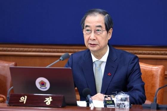 한덕수 대통령 권한대행이 지난 24일 정부서울청사에서 열린 국무회의에서 발언하고 있다. 연합뉴스