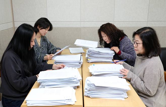 ‘2025 경향신문 신춘문예’ 시 부문 이제니, 김선오, 황인숙, 이경수 심사위원(왼쪽부터)이 지난 13일 서울 정동 경향신문사 회의실에서 응모작들을 심사하고 있다. 정지윤 선임기자