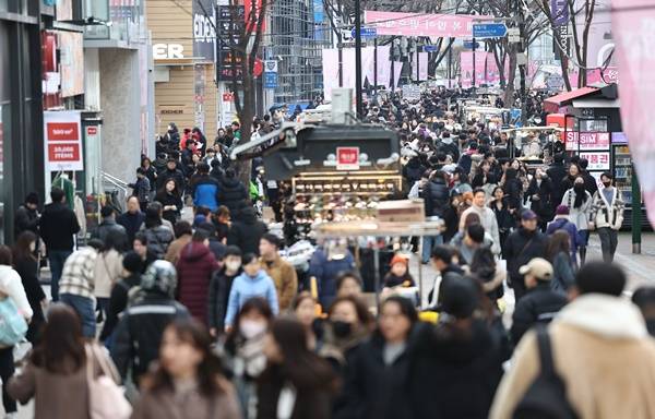 4일 오후 서울 중구 명동거리가 시민들로 붐비고 있다. 연합뉴스&nbsp;