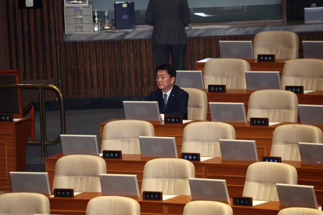 7일 오후 윤석열 대통령 탄핵소추안 표결을 앞두고 텅 빈 국회 본회의장 국민의힘 의원석에 안철수 의원만이 자리를 지키고 있다. 연합뉴스