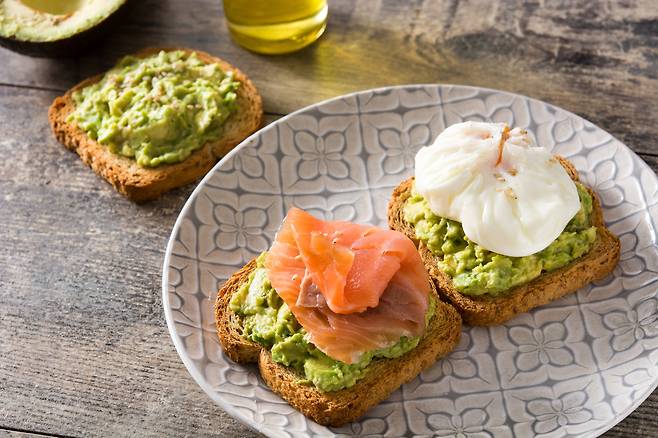 연어 아보카도 토스트 [123RF]