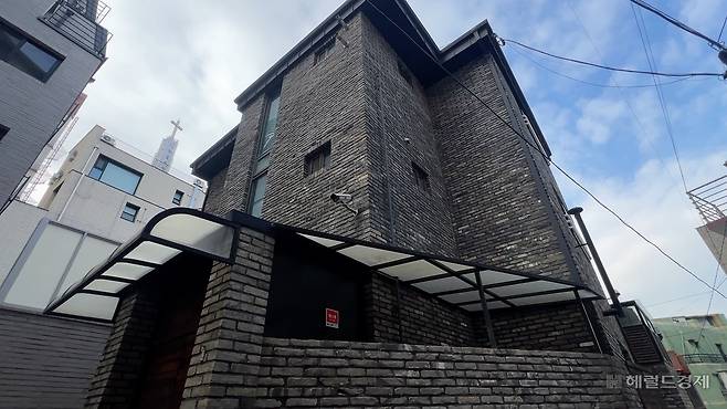 서울 동작구 노량진동에 위치한 한 주택이 경매로 나왔다. [윤병찬PD]