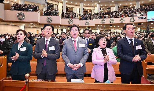 [서울=뉴시스] 권창회 기자 = 권성동 국민의힘 당대표 권한대행 겸 원내대표가 25일 서울 여의도 순복음교회에서 열린 성탄예배에 참석해 기도하고 있다. (사진=순복음교회 제공) 2024.12.25. photo@newsis.com *재판매 및 DB 금지