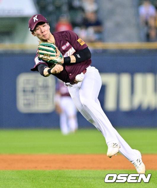 [OSEN=잠실, 조은정 기자] 4회말 1사 키움 2루수 김혜성이 두산 강승호의 땅볼에 러닝스로를 하고 있다. 2024.08.02 /cej@osen.co.kr