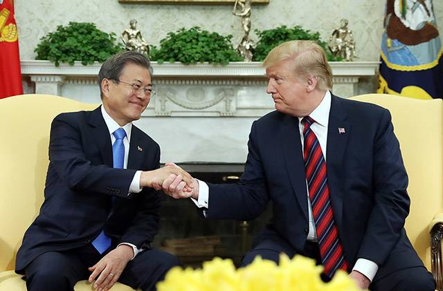 ▲ 2019년 4월 11일(현지시각) 한미 정상회담에서 문재인(왼쪽) 대통령이 도널드 트럼프 미국 대통령과 악수하고 있다. ⓒ청와대