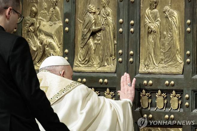 성문 여는 프란치스코 교황 [AFP 연합뉴스. 재판매 및 DB 금지]