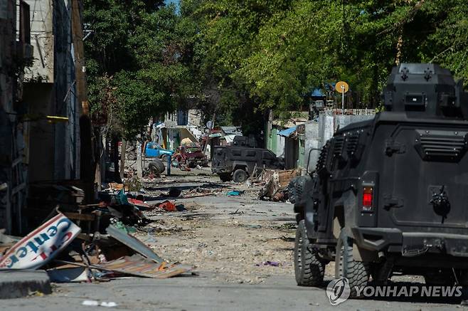 지난 17일(현지시간) 아이티 수도 포르토프랭스 순찰하는 경찰 [AFP 연합뉴스 자료사진. 재판매 및 DB 금지]