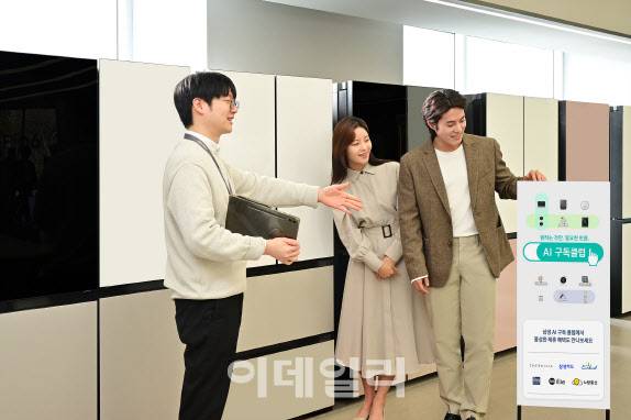 삼성스토어 서초에서 매니저가 방문 고객에게 ‘삼성 AI 구독 클럽’을 설명하고 있다.(사진=삼성전자)