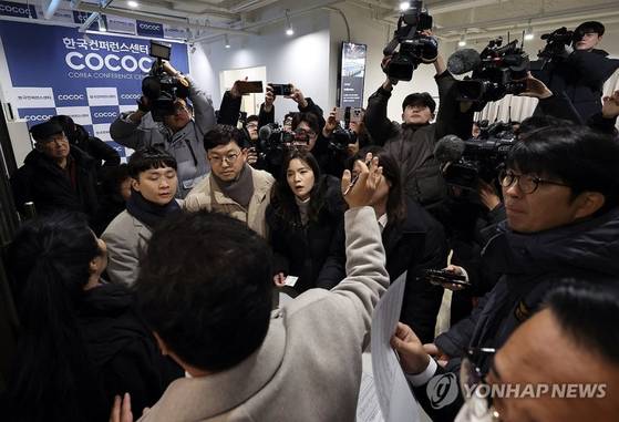 오늘(26일) 서울 서초구 한국컨퍼런스센터에서 김용현 전 국방부 장관 변호인단이 기자회견을 연 가운데 주최 측에서 특정 언론들의 출입을 막자 해당 취재진이 항의하고 있다. [연합뉴스]