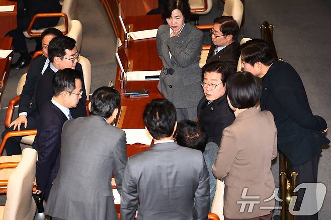 더불어민주당 이재명 대표와 박찬대 원내대표 등이 26일 오후 서울 여의도 국회에서 열린 제420회국회(임시회) 제1차 본회의에서 대화하고 있다. 2024.12.26/뉴스1 ⓒ News1 김민지 기자