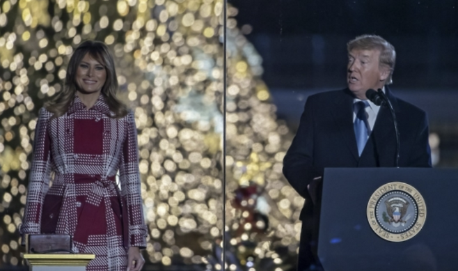 2019년 크리스마스트리 점등식 참석한 트럼프 부부. EPA 연합뉴스