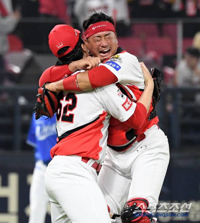 28일 광주 기아챔피언스필드에서 열린 한국시리즈 5차전 KIA 타이거즈와 삼성 라이온즈의 경기. 한국시리즈 우승을 차지한 KIA 타이거즈 선수들이 환호하고 있다. 광주=박재만 기자 pjm@sportschosun.com/2024.10.28/