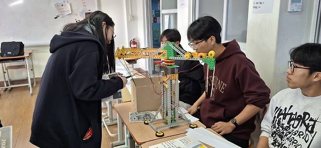 계룡 용남고등학교는 지난 24일 전교생이 참여한 '2024 진로융합축제'를 성황리에 개최했다. 용남고등학교 제공