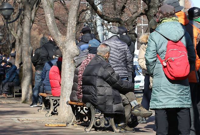 24일 대구 달서구 두류공원 무료급식소에서 노인들이 점심 배식을 기다리고 있다. 행정안전부에 따르면 23일 65세 이상 인구 비율이 20.0%가 되며 한국은 유엔이 정한 ‘초고령사회’에 진입했다. 대구=뉴스1
