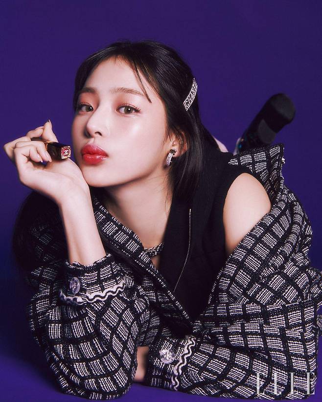 빛을 반사시키는 글로시 오일이 샤인 효과를 더해 컬러가 더욱 선명해 보이고, 투명한 시스루 캡으로 컬러를 곧바로 확인할 수 있는 루쥬 코코 플래쉬, 91 보헴, 5만9천원, Chanel. 블랙 후디드 점프수트와 코트, 블랙 페이턴트 슈즈, 헤어핀과 액세서리는 모두 Chanel.