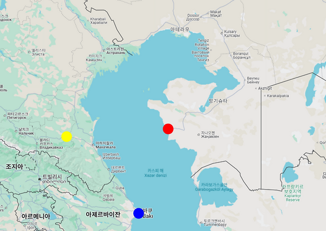 아제르바이젠 수도 바쿠(파란색)에서 출발해 러시아 체첸 공화국 그로즈니(노란색)에 도착 예정이었던 여객기가 카자흐스탄 해안지역(빨간색)에 추락했다. 사진=구글지도 캡처