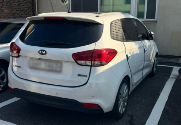 인천 미추홀구 의원의 아들 차량이 구청에 주차돼 있는 모습. /뉴스1