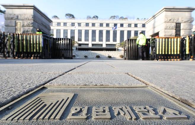 윤석열 대통령 탄핵심판 첫 변론준비기일을 하루 앞둔 26일 서울 종로구 헌법재판소에서 경찰이 근무를 서고 있다. 연합뉴스