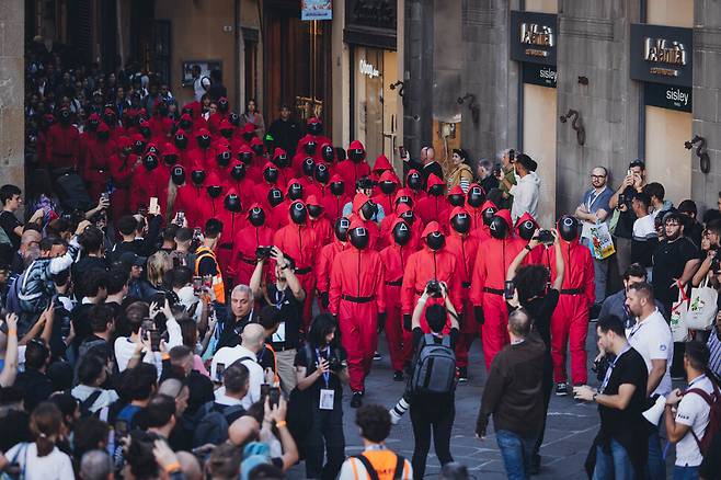 지난 10월31일(현지시각) 이탈리아 산 미켈레 광장에서 열린 ‘오징어 게임 시즌2’ 홍보 투어에 팬들이 모여 있다. 넷플릭스 제공