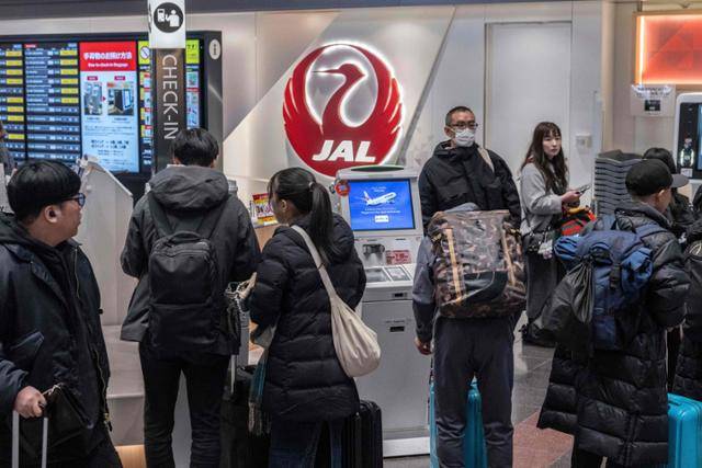 일본 도쿄의 하네다공항 일본항공(JAL) 카운터 앞에서 26일 승객들이 수속을 기다리고 있다. 이날 일본항공의 항공편 운항과 수화물 관리 시스템이 사이버 공격으로 장애가 발생해 일부 항공편의 출발이 지연되고 항공권 판매가 중단되는 일이 발생했다. 도쿄=AFP 연합뉴스