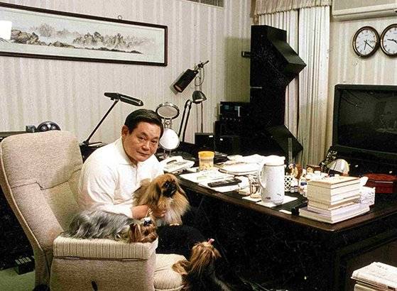 1990년대 이건희 회장의 한남동 집무실. 뒤에 걸린 심산 노수현의 '금강산추색'(1960년대)은 이 회장 사후 국립현대미술관에 기증됐다. 중앙포토