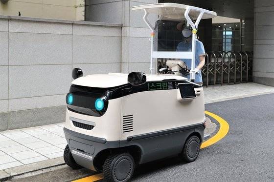 hy(한국야쿠르트)는 고립 가구 건강음료 배달서비스를 하면서 고립 가구를 발굴하는 일을 한다. hy