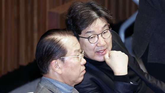 권성동 국민의힘 의원이 10일 오후 국회 본회의장에서 권영세 의원과 대화하고 있다. 김성룡 기자