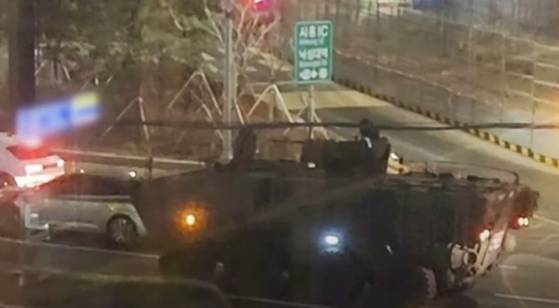 12.3 비상계엄 선포 이후 온라인에서는 장갑차가 서울로 진입하고 있다는 글과 사진이 퍼졌다. 사진 유튜브 캡처