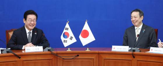 이재명 더불어민주당 대표가 26일 오전 서울 여의도 국회에서 미즈시마 코이치 주한일본대사를 접견하며 웃음을 보이고 있다. 뉴스1