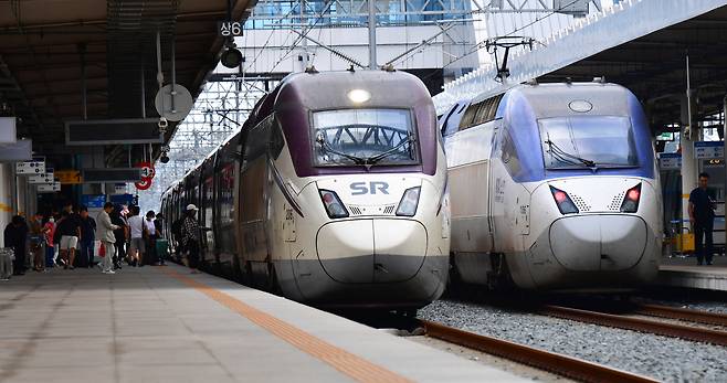 SRT(왼쪽)와 KTX가 포항역 플랫폼에서 나란히 출발을 기다리고 있다. 뉴스1