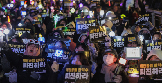 26일 오후 서울 광화문 정부서울청사 건너편에서 '윤석열즉각퇴진·사회대개혁' 비상 행동이 개최한 '내란연장 헌법파괴' 한덕수 퇴진 긴급행동에 참석한 시민들이 구호를 외치고 있다. 연합뉴스