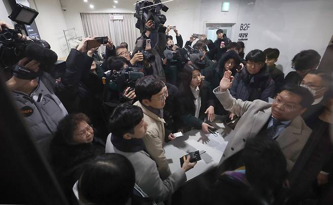 26일 서울시 서초구 한국컨퍼런스센터에서 열린 김용현 전 국방부 장관 측 공동변호인단 기자회견에서 취재가 거부된 기자들이 관계자들에게 항의하고 있다. /연합뉴스(공동취재)