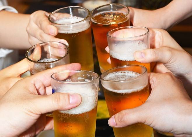 회식에서의 맥주 소비가 줄면서 '홈술'로 대표되는 가정시장이 커지고 있다. / 사진=게티이미지뱅크