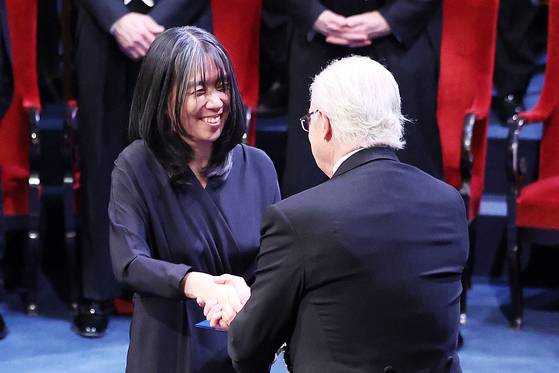 Han Kang receives the Nobel Prize in Literature on Dec. 11 from the Swedish King Carl XVI Gustaf in Stockholm, Sweden. [NEWS1]