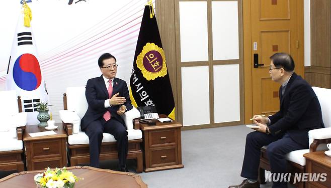 조원휘 대전시의회 의장이 24일 쿠키뉴스와의 인터뷰에서 대전시의회 9대의회 후반기 6개월간의 의정을 이끌어온 소회를 밝히고 있다. 사진=명정삼 기자