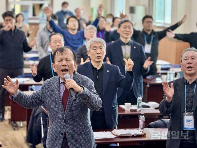 김인중(왼쪽) 동산교회 원로목사가 26일 충남 천안 백석연수원에서 열린 백석학원 기독교학부 교수영성수련회에서 기도회를 인도하고 있다.