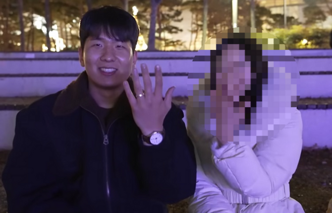 구독자 76만5000여명을 보유한 유튜버 고재영이 ‘애인 대행’ 서비스를 이용해 만난 여성과 성탄절을 보낸 영상이 올라와 눈길을 끈다. [사진출처 = 영상캡처]