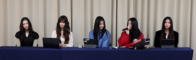 법조계에서는 어도어가 소송에서 이길 경우 위약금이 상당할 것으로 추산한다. 위약금은 아티스트가 전속계약 기한 내에 계약을 해지할 때 소속사에 배상해야 하는 금액이다. 사진은 지난 11월 28일 기자회견 장면. (연합뉴스)