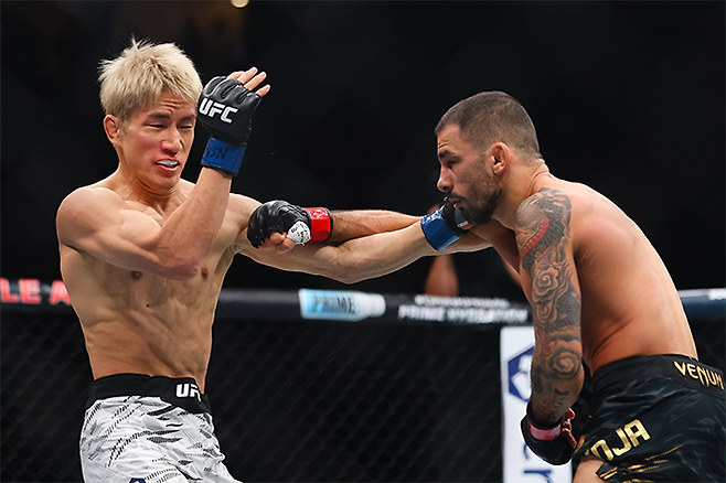 도전자 아사쿠라 가이(왼쪽)가 제7대 UFC 플라이급 챔피언 알레샨드리 판토자를 상대하고 있다. 사진=AP=연합뉴스 제공