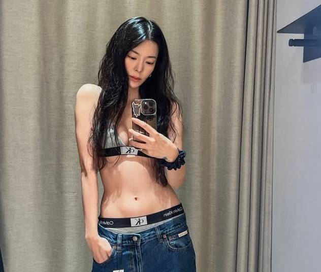 가수 장재인의 파격 노출이 시선을 사로잡았다. /사진=장재인 인스타그램