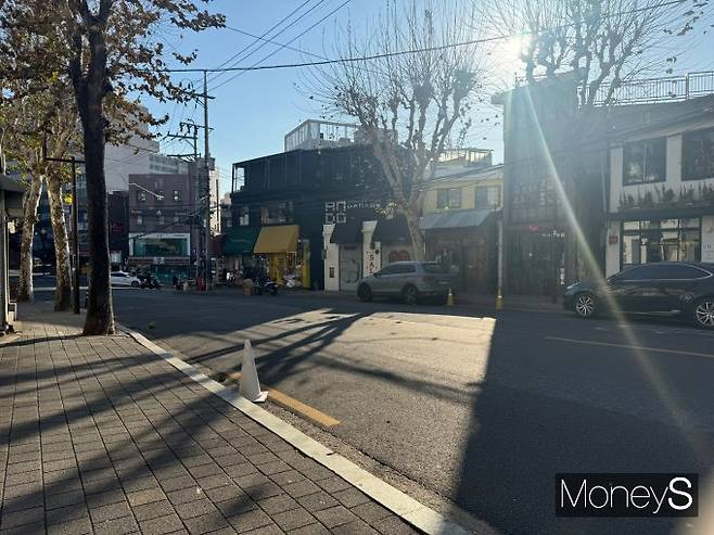 이태원 상권은 이태원 참사 이후 경기 회복에 어려움을 겪고 있다. 사진은 지난 23일 이태원 거리. /사진=정연 기자