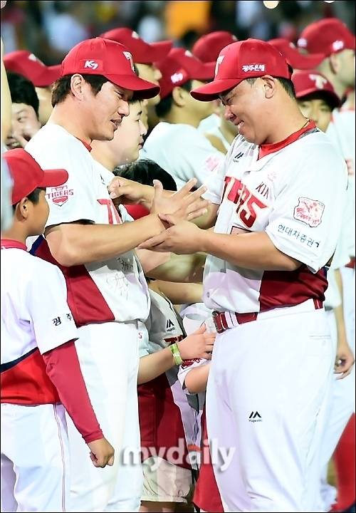 이범호 감독과 김주찬 QC코치/마이데일리